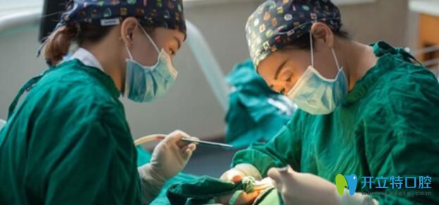 南昌輝煌口腔白彭醫(yī)院在給老爸做種植牙手術(shù) 南昌輝煌口腔白彭醫(yī)院在給老爸做種植牙手術(shù)